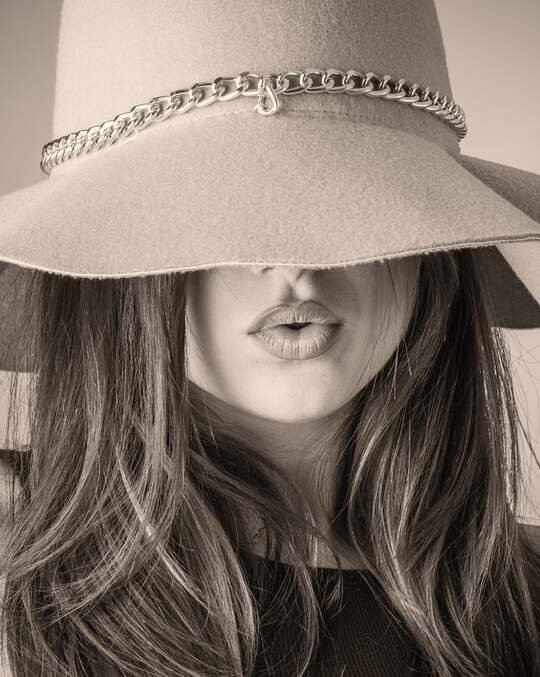 Femme portant un chapeau de mode élégant