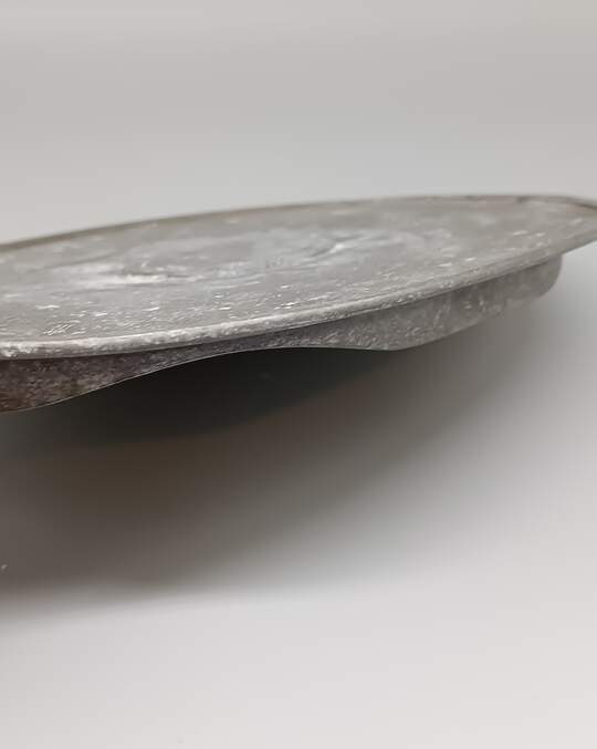 Dessous De Plat Ancien En Aluminium - Gris - Forme Vague
