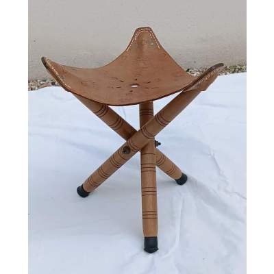 Magnifique Tabouret Tripode Pliable Artisanal en Cuir et Bois