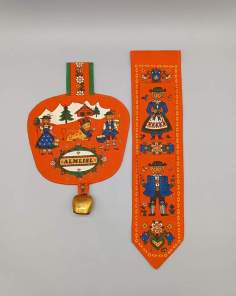 Cloche de Vache & Tenture Murale Tissu Autrichien